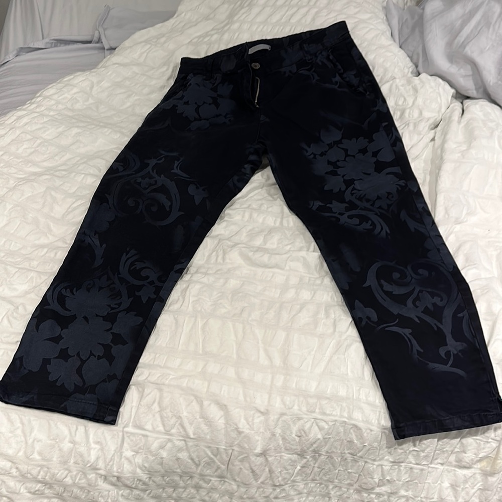 Baci cropped ankle pants with floral design and ruffled pocket